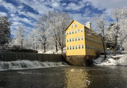 Picture of a recommended lodging option in Easthampton, presenting a cozy hotel by the water for visitors.