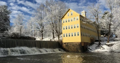 A quaint waterside lodging option in Holyoke, offering a serene stay with picturesque views.